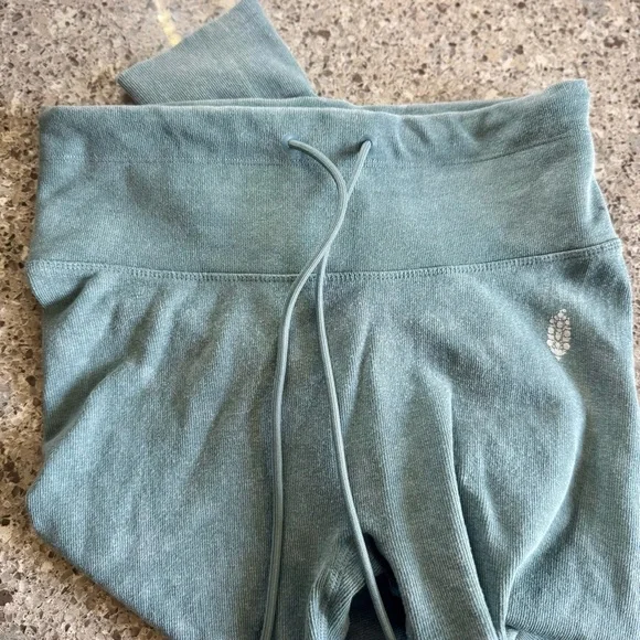 FP Movement l Go To Leggings l Size: Medium/Large - Picture 14 of 16